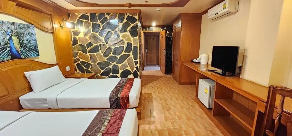 Hotel Patong Rockshore 2*