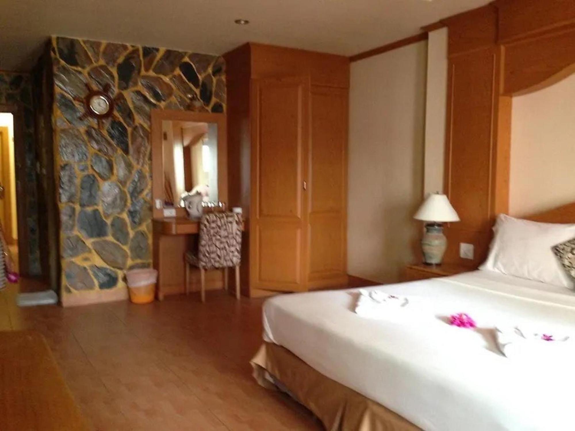 Hotel Patong Rockshore 2*